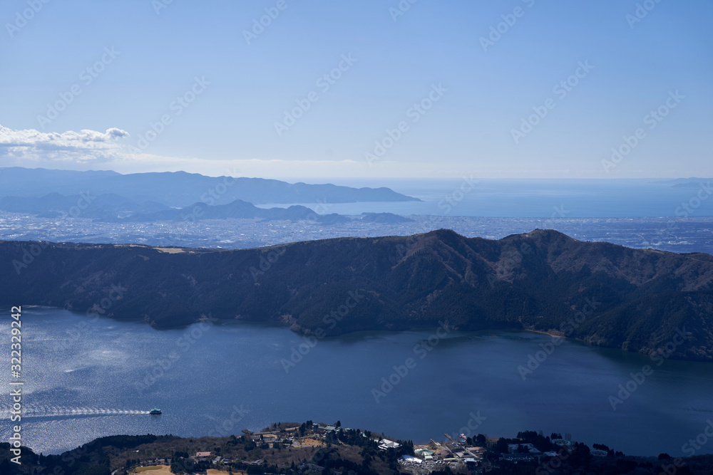 芦ノ湖越しに見える駿河湾