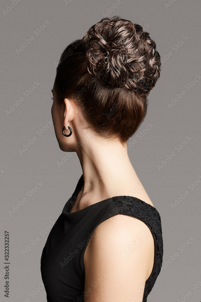 Φωτογραφία Close-up back shot of a brown-haired lady with a fancy hairdo made as a lustrous hair bun