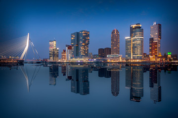 Fototapete Erasmusbrücke Rotterdam Skyline Spiegelung auf der Maas  © Frank