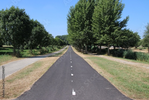 Straight cycle lane for bicycles at the Zevenhuizerplas in Oud Verlaat in the Netherlands.