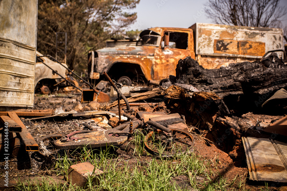 Fototapeta premium Building and car destroyed by fire during australian bushfires