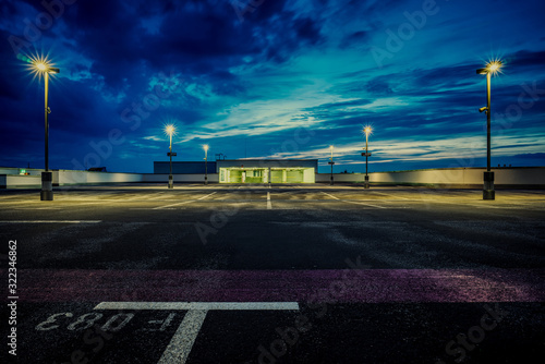 Oberstes Parkdeck zur Blauen Stunde photo