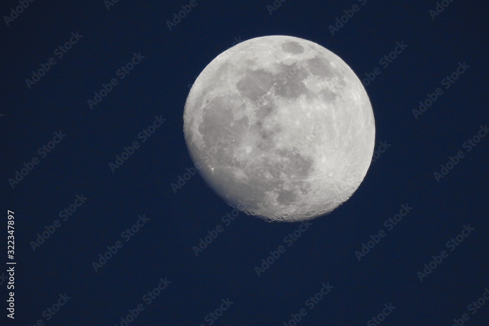 Luna piena su sfondo cielo blu Luna piena su sfondo cielo blu
