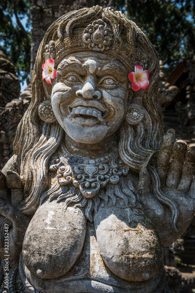 Tempelfigur mit Blumen geschmückt in Ubud, Bali