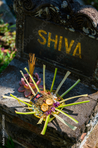 Opfergabe f  r Shiva auf Bali  Indonesien