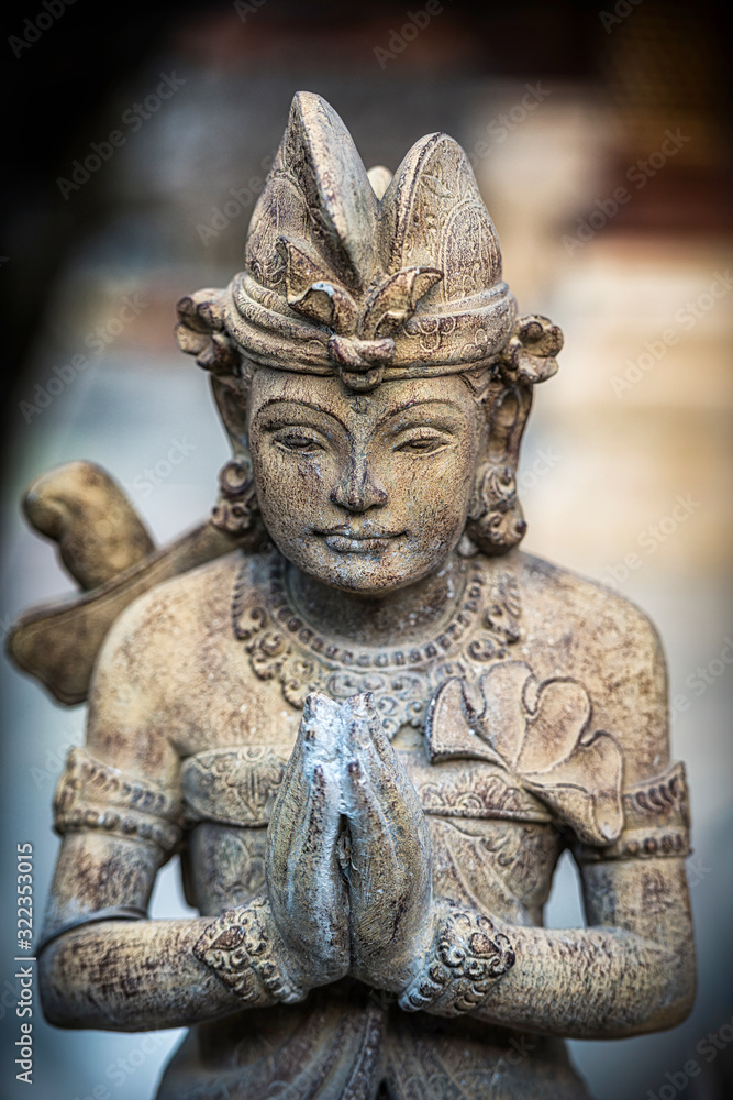 Betende Hindu-Figur in einem Tempel auf Bali, Indonesien Betende Hindu-Figur in einem Tempel auf Bali, Indonesien