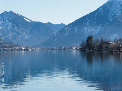 Bad Wiessee und ruhiges Wasser des Tegernsees in Oberbayern an einem schönen Wintertag mit blick auf Rottach-Egern und den Gipfel von Bodenschneid und Wallberg