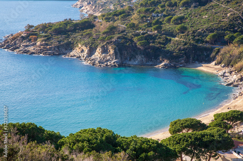 Spiaggia di Cavoli in inverno, veduta aerea. Isola d'Elba, Toscana, Italia