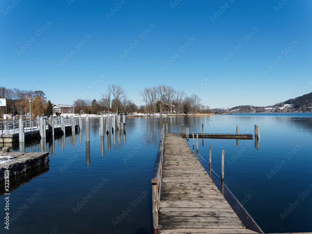 Fototapeta premium Bad Wiessee in Oberbayern | Steg und Holzbrücke am Tegernsee