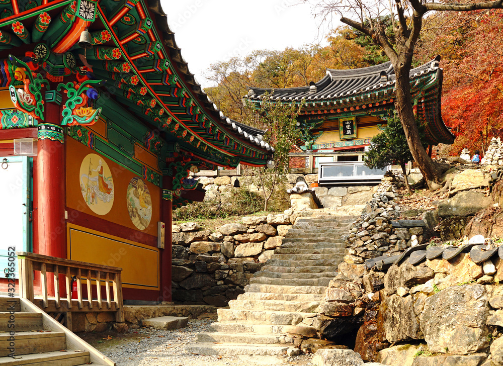 Fototapeta premium Korean Buddhist temple in Autumn