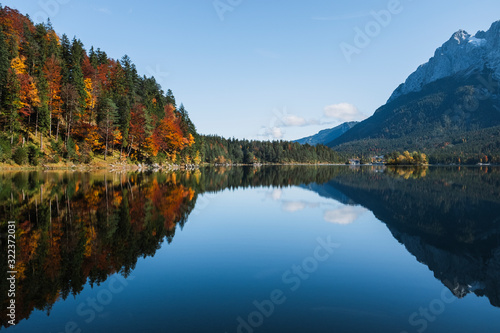 Fototapeta Naklejka Na Ścianę i Meble -  Panorámica Lago Eibsee Reflejo Simétrico Otoño Alpes Alemania