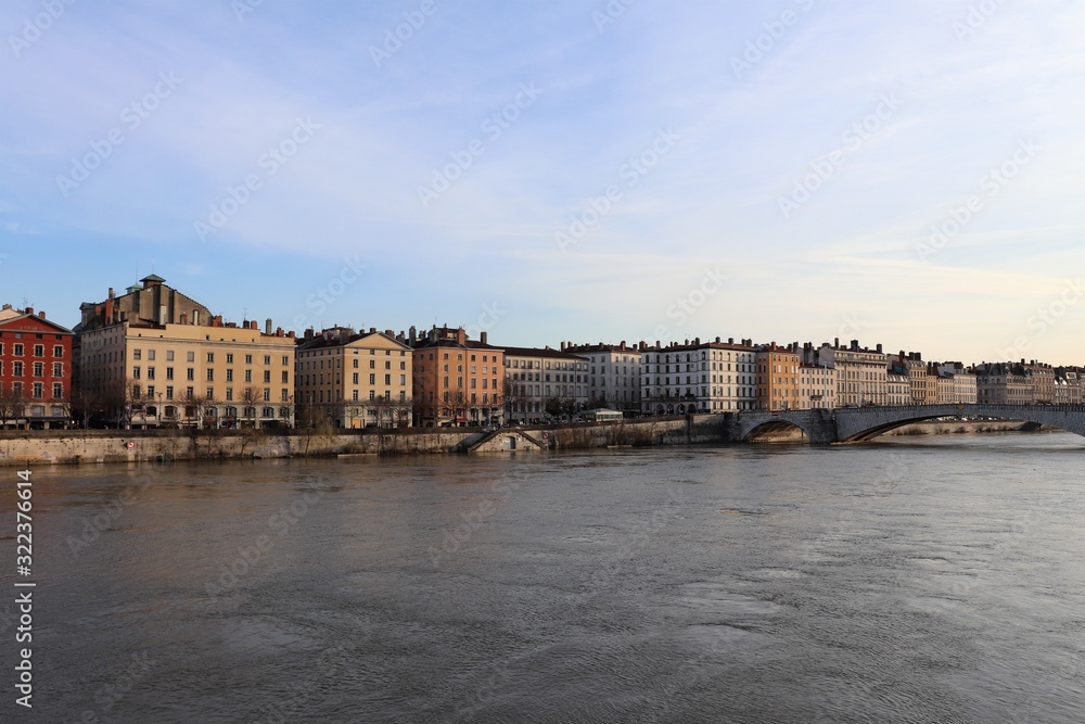 Fototapeta premium Le quai Saint Antoine au bord de la rivière Saône dans la ville de Lyon - Ville de Lyon - Département du Rhône - France
