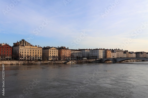 Le quai Saint Antoine au bord de la rivière Saône dans la ville de Lyon - Ville de Lyon - Département du Rhône - France © ERIC