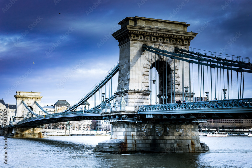 Obraz premium The Széchenyi Chain Bridge is a chain bridge that spans the River Danube between Buda and Pest, the western and eastern sides of Budapest, the capital of Hungary.