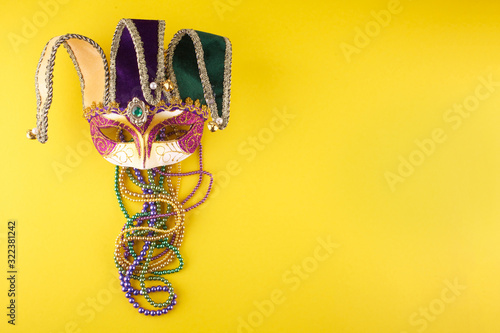 Tela A festive, colorful mardi gras or carnivale mask on a yellow background