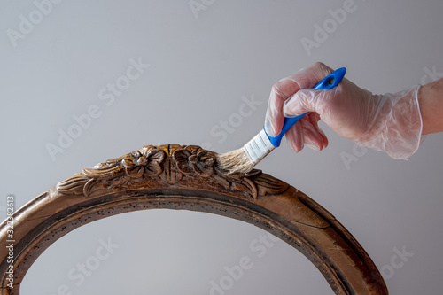 Fotografia Applying with brush remover for removing from furniture the old paint and varnish with gel wood lacquer remover