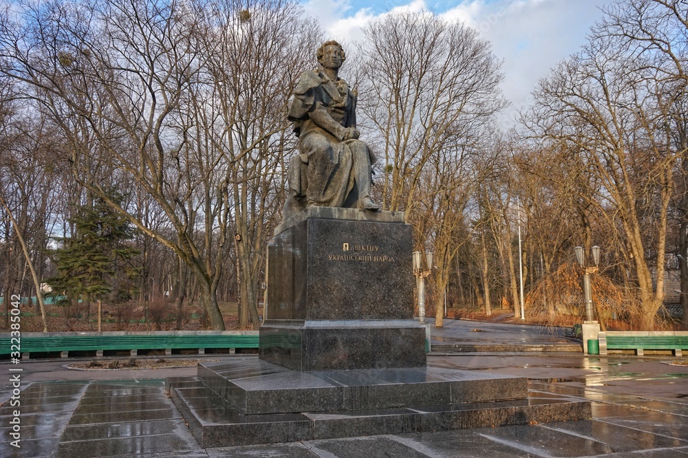 Piglet poet A.S. Pushkin near the entrance to the parks named after him.
