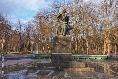 Piglet poet A.S. Pushkin near the entrance to the parks named after him. photo