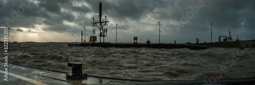 Bremerhaven Weserfluss im Sturm - Panorama 1 zu 3