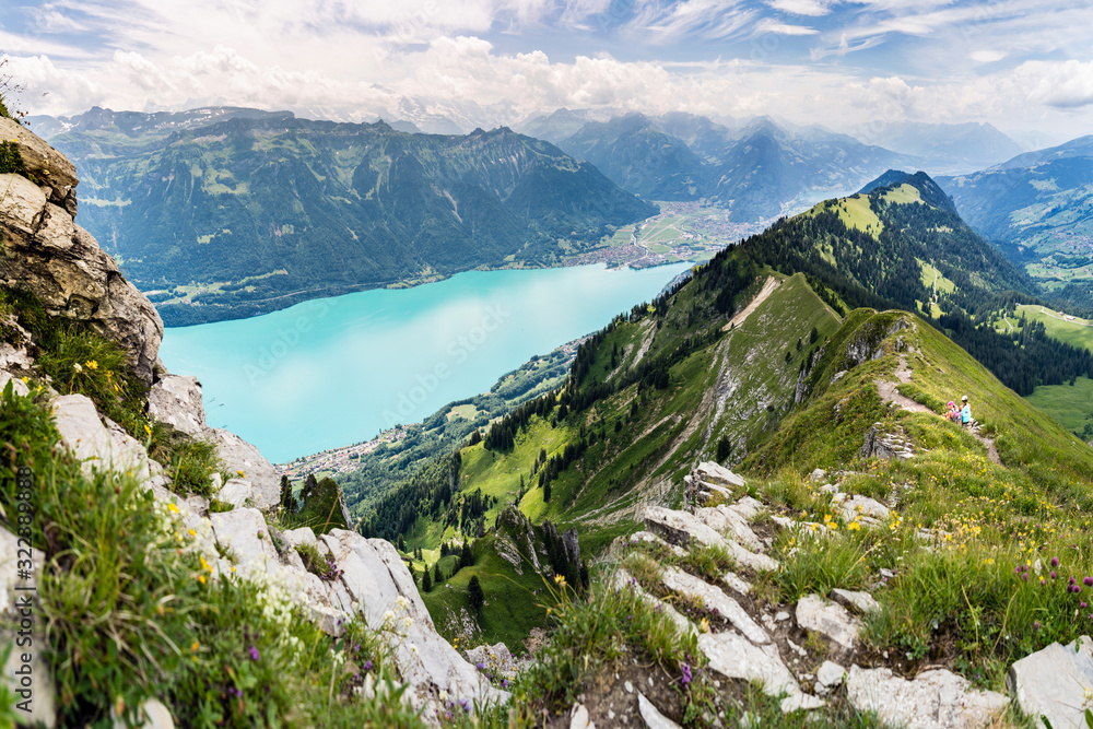 Obraz premium Wandern vom Augstmattorn zum Harder Kulm, Interlaken. Wanderinnen auf einem Grat über dem Brienzersee. 