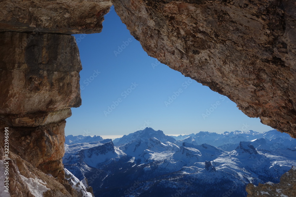 Gesicht im Fels schaut auf die Dolomiten in Italien Südtirol