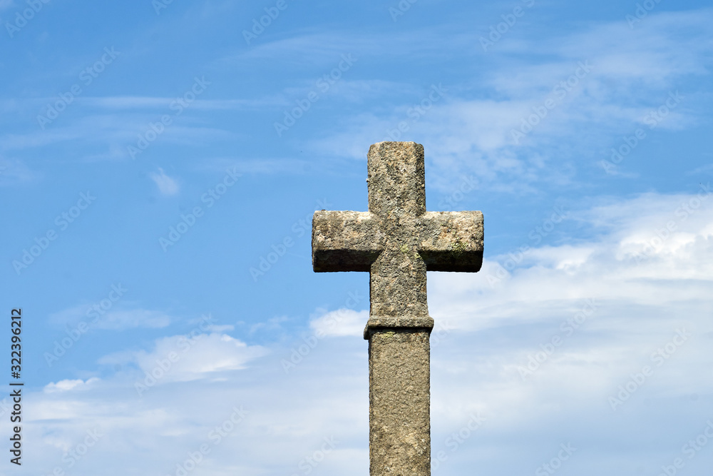 Grande croix de granit .