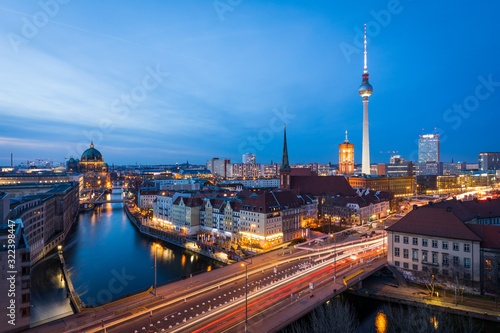 Panorama der Skyline von Berlin  Deutschland  bei Sonnenuntergang mit dem Fluss Spree  Berliner Dom und Alexanderplatz