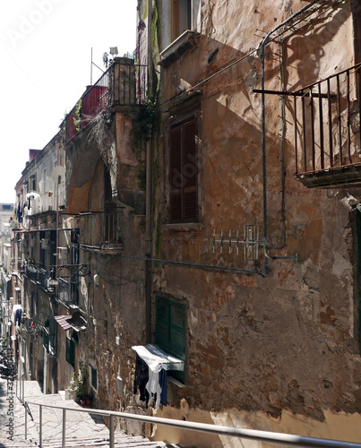 tipico vicolo di napoli in Italia © tiziana