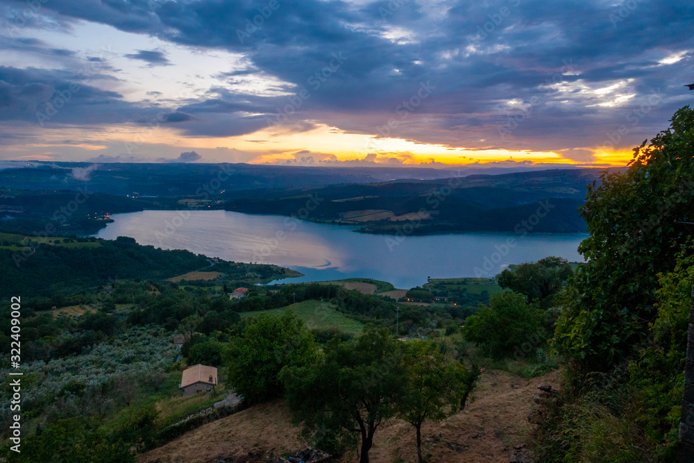 Spettacolare tramonto sul lago di Corbara, provincia di Terni, Umbria, Italia