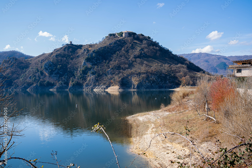 Picturesque landscape on Lake Turano with Castel di Tora y Borgo ...