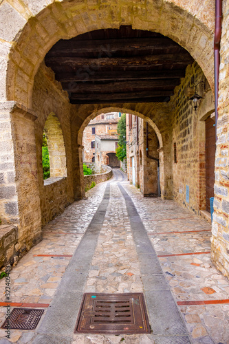 Una stretta strada della piccola citt   di Todi  Umbria  Italia