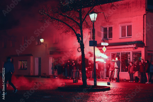 In der Silvesternacht feiern die Jugendliche mit Feurwerken