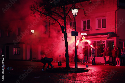 In der Silvesternacht feiern die Jugendliche mit Feurwerken