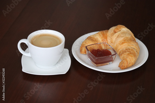 Fototapeta Naklejka Na Ścianę i Meble -  Kaffee, Croissant, Konfitüre zum Frühstück