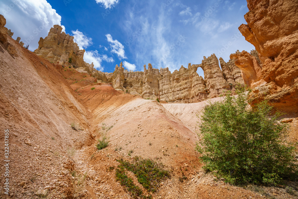 hiking the peek-a-boo loop in bryce canyon in utah in the usa