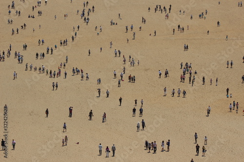 鳥取砂丘の賑わい、大勢の観光客、砂漠 Tottori sand dunes with lots of tourist.