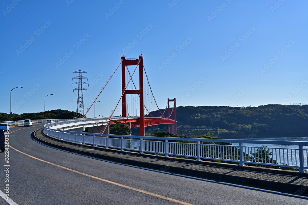 島と本土を結ぶ赤い平戸大橋の情景＠長崎