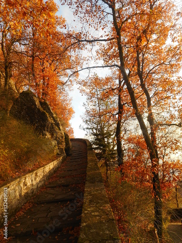 Poblado y naturaleza en las montañas de la ciudad de Reggio Emilia, Italia