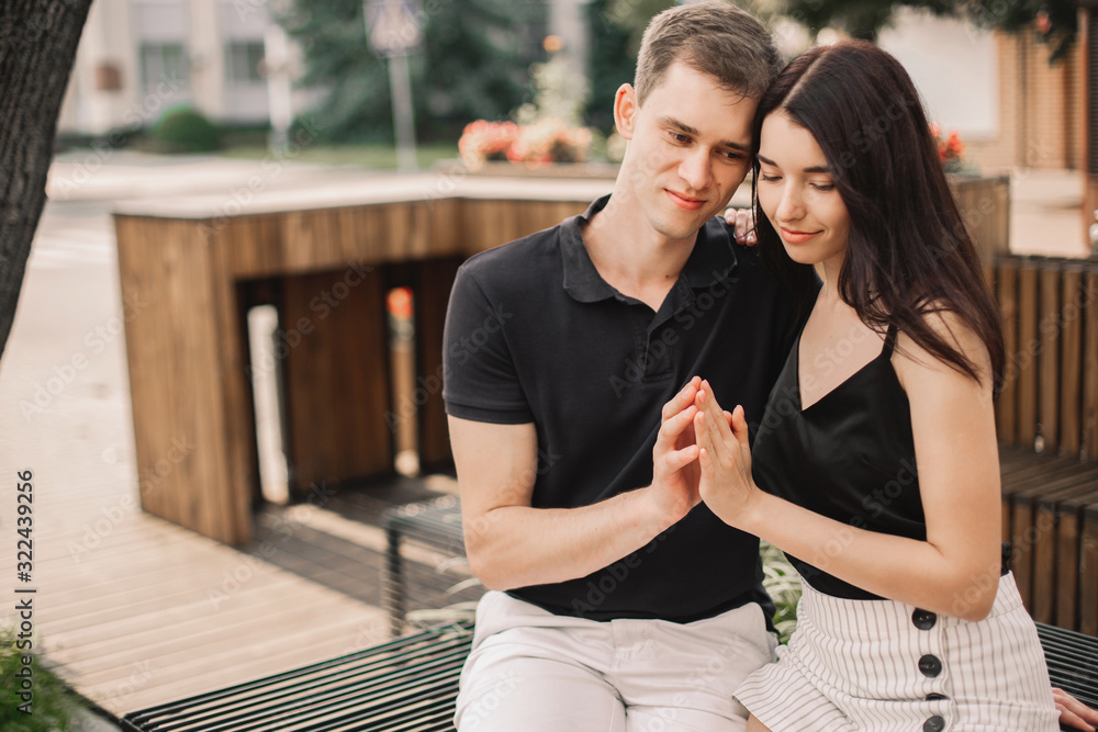 Naklejka premium Loving couple hugging in the street.
