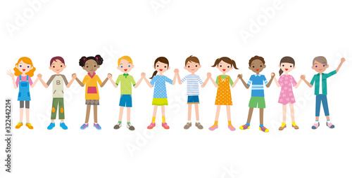 手を繋ぐ元気な多人種の子供たち