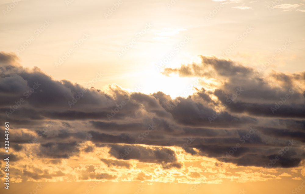 Naklejka premium sunset sky with clouds in the mountains background