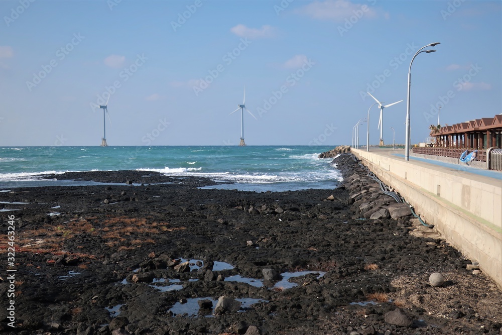 제주 풍력 발전 해변 풍경