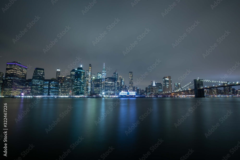 Fototapeta premium マンハッタンの夜景 ： ブルックリンより