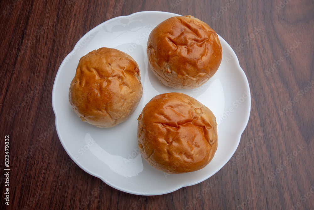 皿の上のクルミパン 皿の上のクルミパン