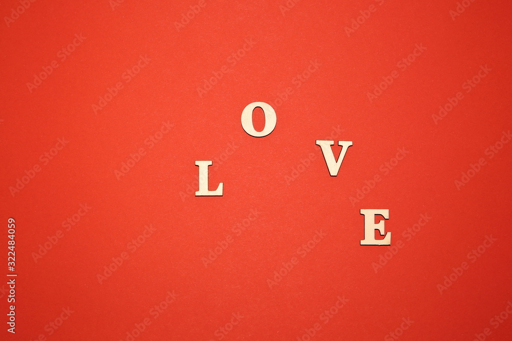 Słowo LOVE ułożone schodkowo, z dewnianych liter, na tle ciepłego czerwonego tła - obrazy, fototapety, plakaty 