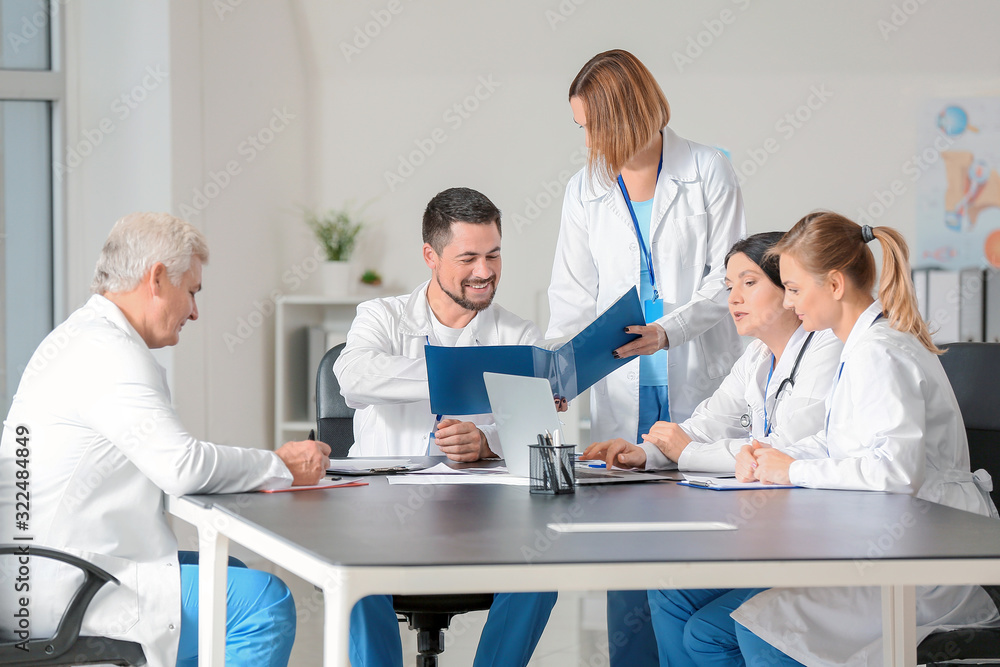 Obraz premium Team of doctors during meeting in clinic