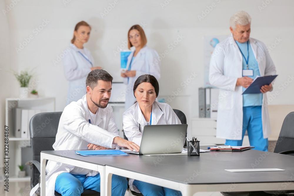 Obraz premium Team of doctors during meeting in clinic