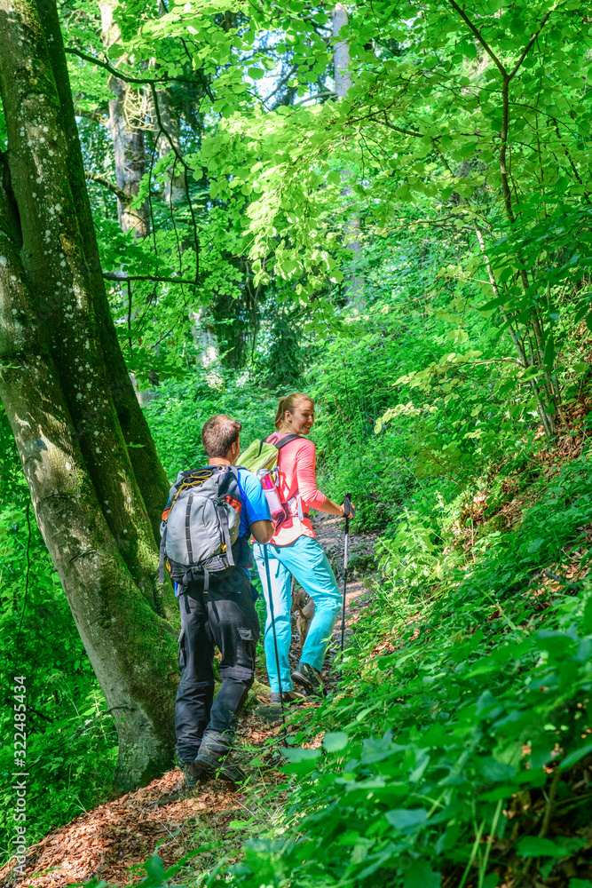 Junges Paar mit Hund beim Wandern im felsigen Wald Junges Paar mit Hund beim Wandern im felsigen Wald