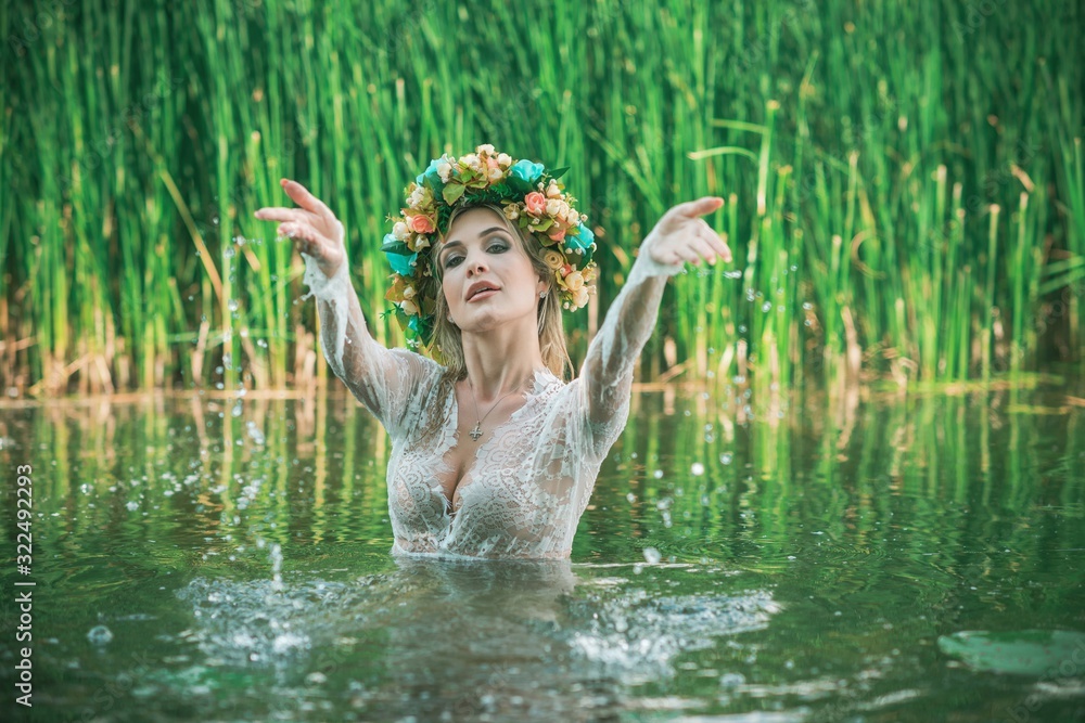 Φωτογραφία Romantic woman in flower hoop at hair, lace transparent dress in lake