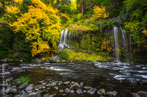 Fototapeta Naklejka Na Ścianę i Meble -  Mossbrae Falls in Northern California